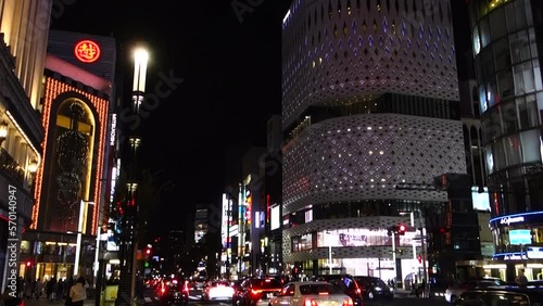 2022年11月0５日：日本東京、優美で華麗な銀座夜景、四丁目交差点の有名なビルディングが眩しい