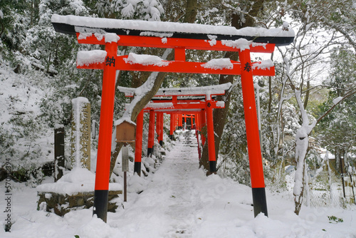 積雪の京都市北区の二葉姫稲荷神社 参道