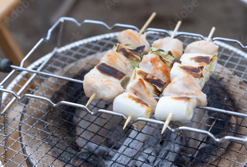 七輪で焼き鳥を焼いている