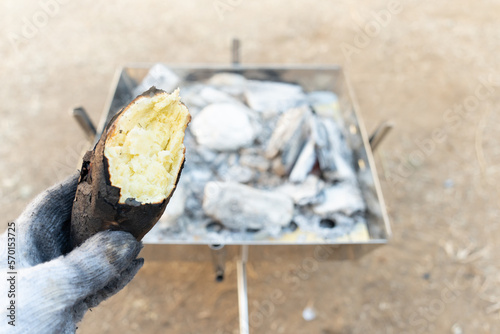 炭火で作る焼き芋