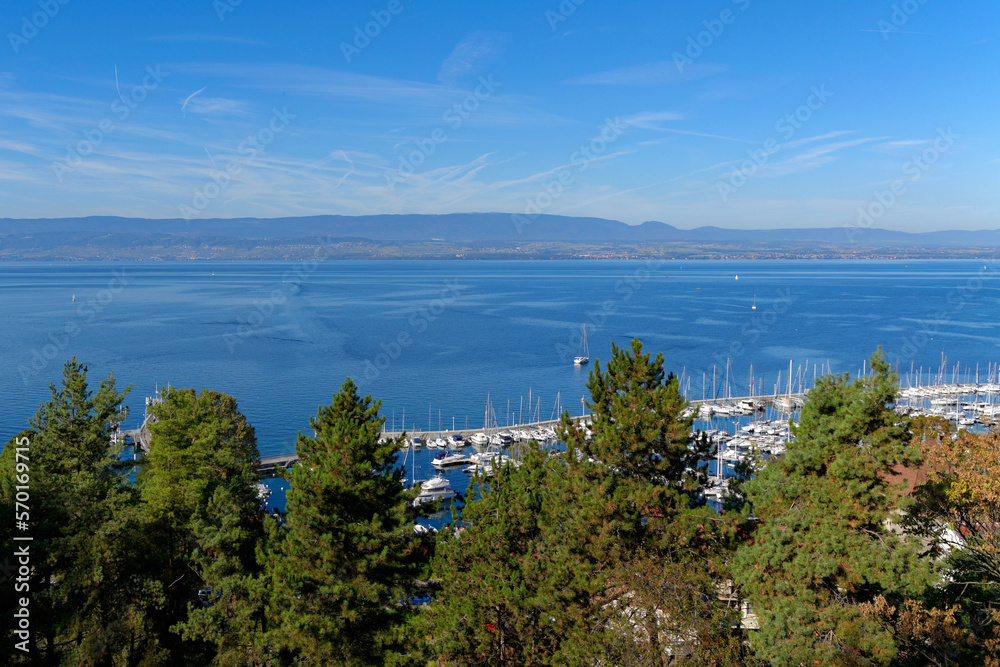 Vue sur le lac Léman depuis les hauteurs de la ville de Thonon-les-Bains en Haute-Savoie