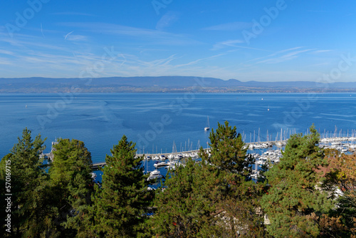 Vue sur le lac Léman depuis les hauteurs de la ville de Thonon-les-Bains en Haute-Savoie