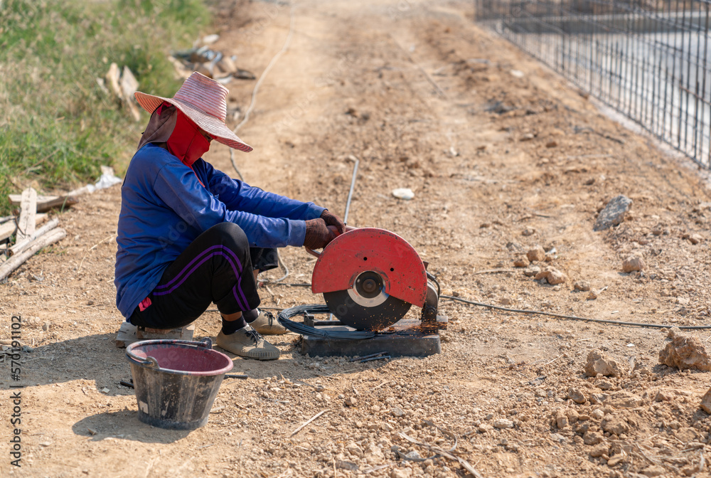 Workers use fiber to cut steel wire coils to bundle structures. Workers use fiber to cut steel wire coils to bundle structures.
