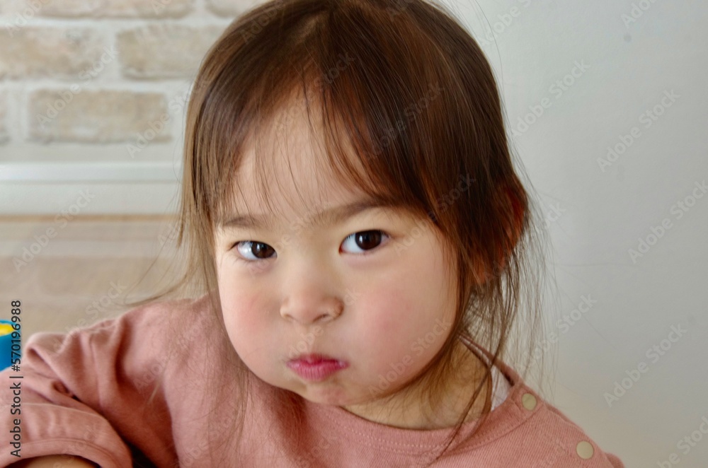 怒っている女の子 怒っている女の子