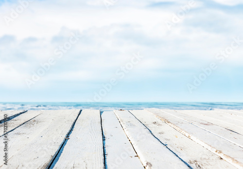 Weisses Holzdeck vor Blauem Meer photo