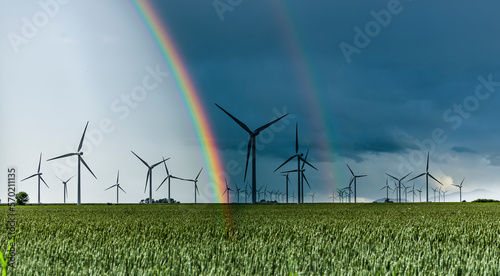 Windräder in einer Landschaft mit Regenbogen