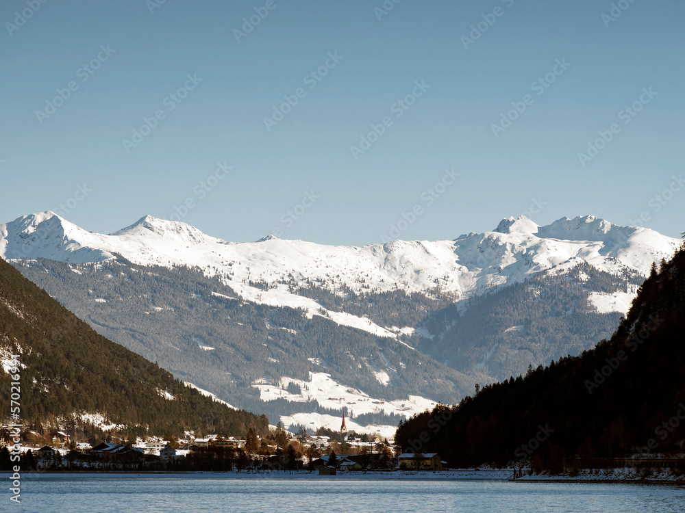 Maurach am Achensee in Österreichische alpen am Südufer des Achensees und am Fuße der Berge Rofan, Häuserer Kopf, Ebner Joch und Sonnwendjoch