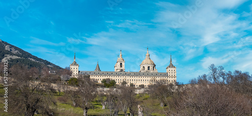 Vista alejada del real monasterio de San Lorenzo de El Escorial desde el bosque de la Herrería en invierno, España