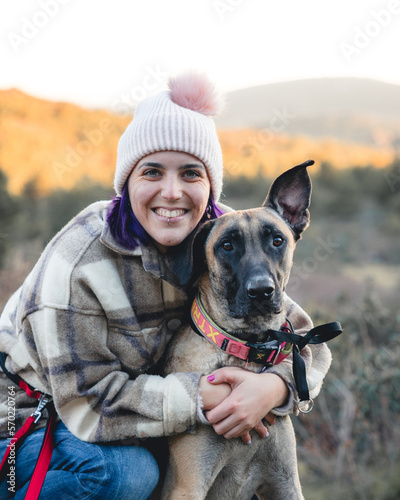 Mujer joven con gorro y perro marrón