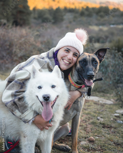 Mujer joven con gorro y perro marrón