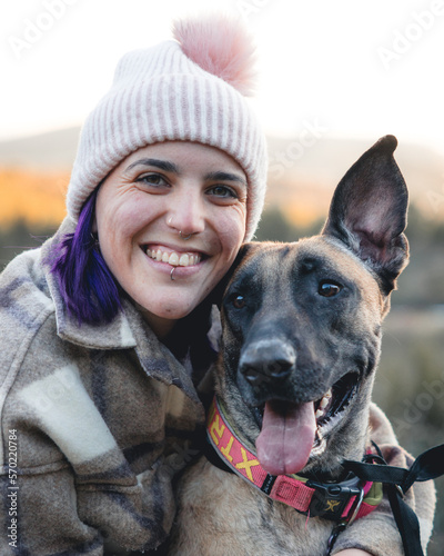 Mujer joven con gorro y perro marrón