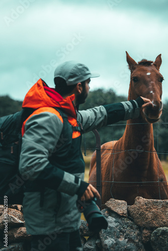 chico acariciando un caballo