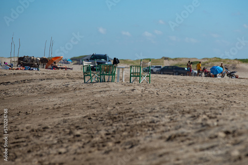 Mesa y sillas en la playa
