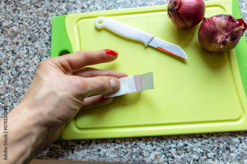 Pflaster zum verbinden einer Wunde mit Blut am Finger. Stock Photo ...