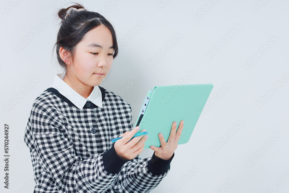 タブレット端末で学習する女子小学生 タブレット端末で学習する女子小学生