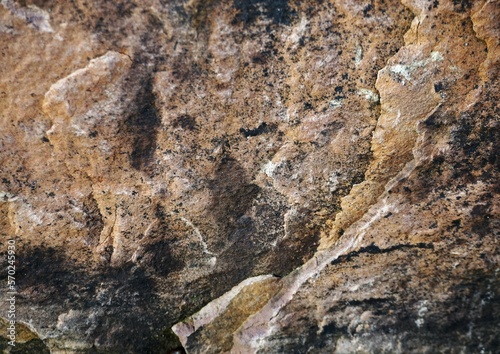 Braune raue Steinfelswand mit Muster als Hintergrund 