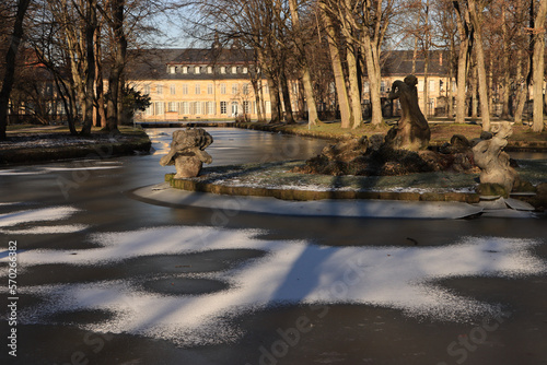 Winter im Bayreuther Hofgarten; Zierkanal mit Schwaneninsel photo