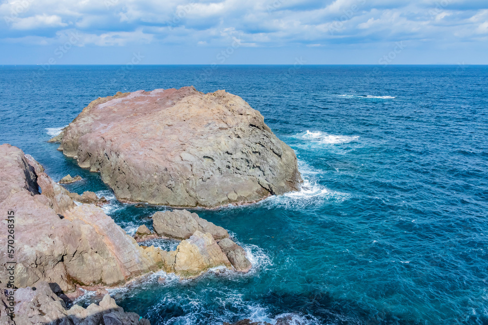 大岩と海