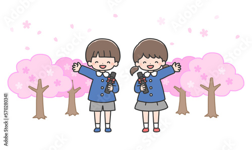 卒園式　桜の前に並んで立つ男の子と女の子