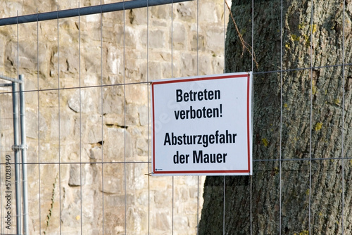 Schild betreten verboten Absturzgefahr