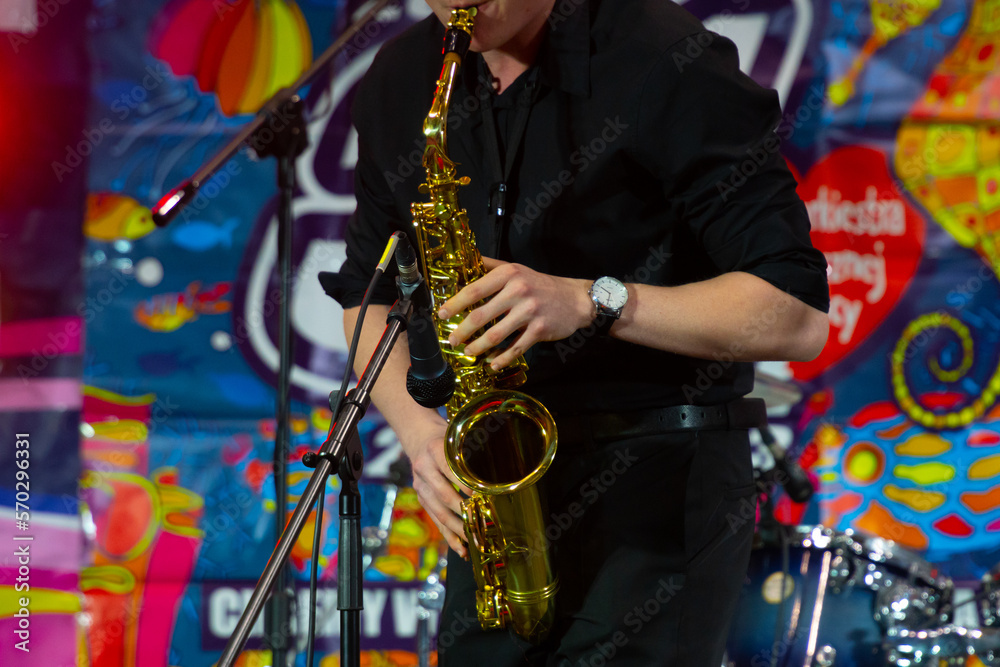 Obraz premium musician playing saxophone on stage