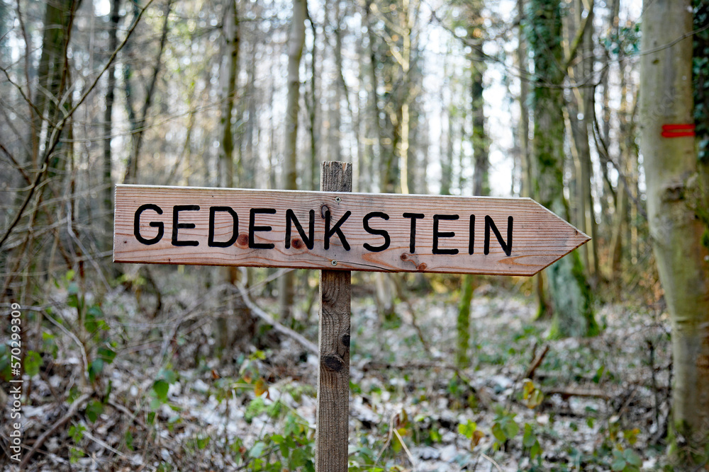 Zum Gedenkstein