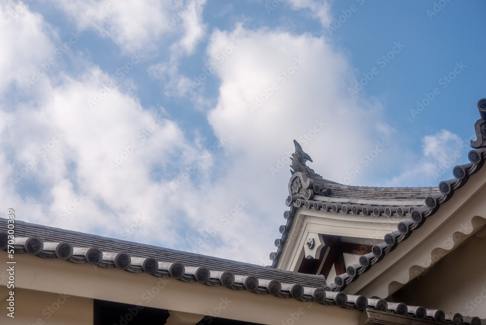広島城の瓦と青空