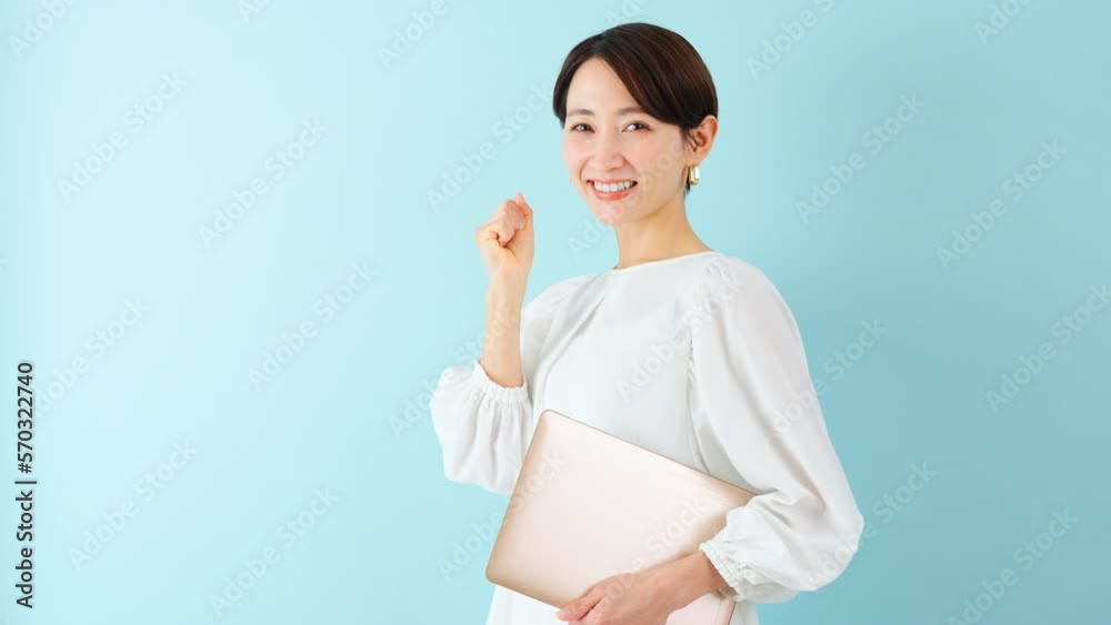 ノートパソコンを持った若い女性 ビジネスイメージ
ノートパソコンを持った若い女性 ビジネスイメージ