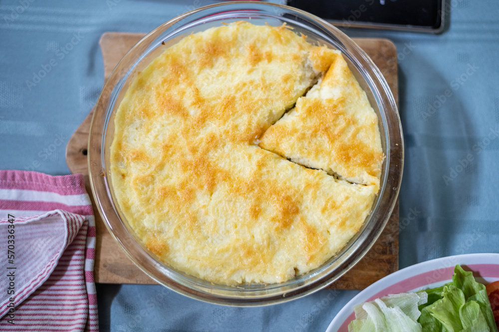 vista cenital de pastel de papas dorado con queso gratinado crujiente vista cenital de pastel de papas dorado con queso gratinado crujiente