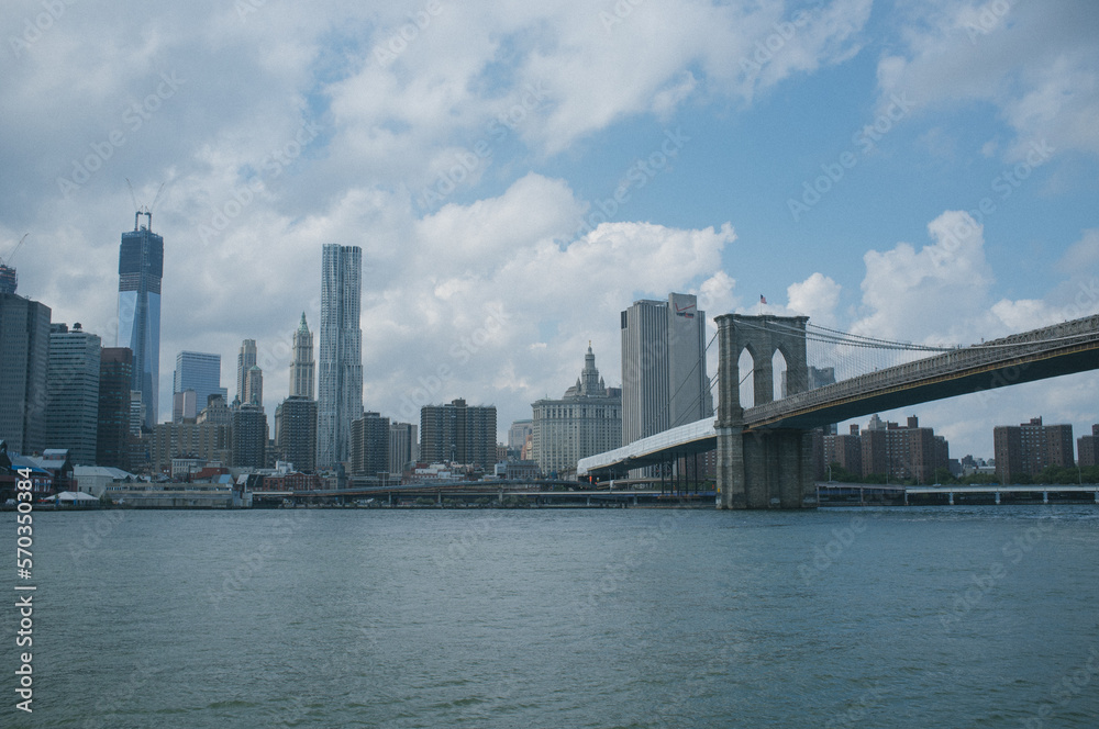 Naklejka premium Brooklyn Bridge Over River