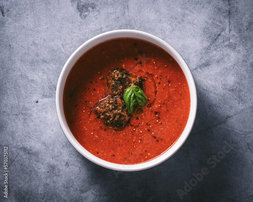 Fotografie tomato soup with basil