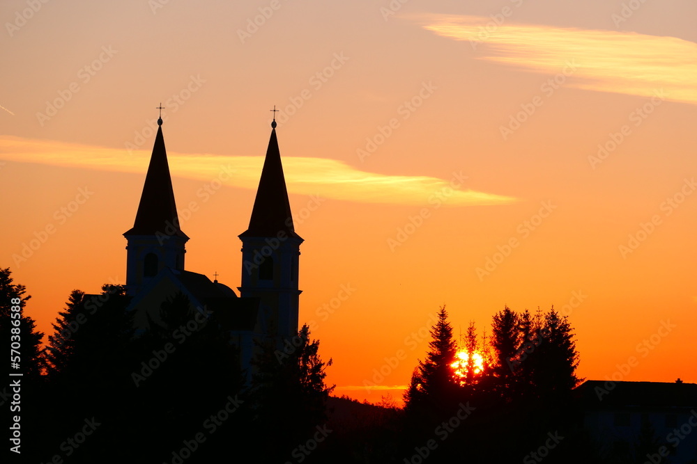 Fototapeta premium Sonnenaufgang, Wallfahrtskirche Maria Schnee, Kaltenberg