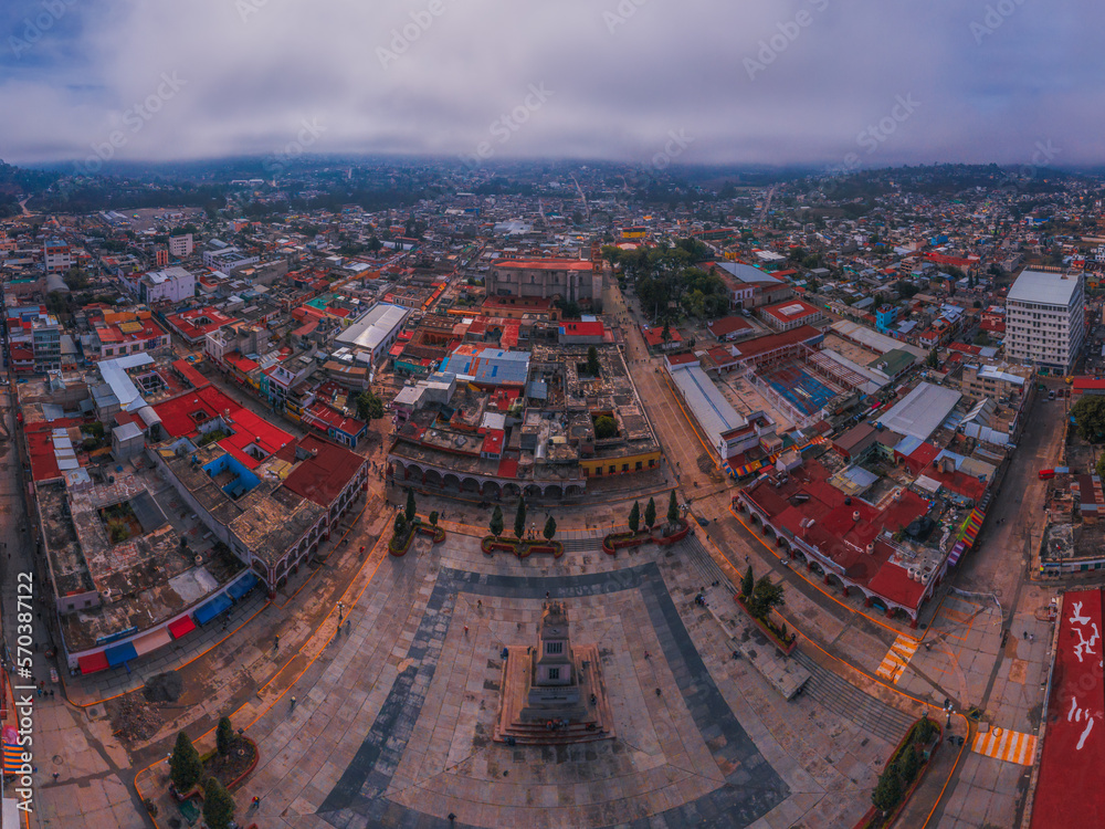 Fototapeta premium Centro de Tlaxiaco, Oaxaca, durante un día nublado, capturado con dron