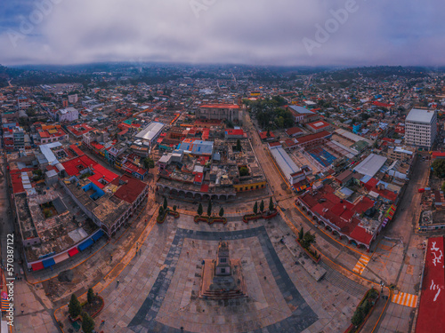 Centro de Tlaxiaco, Oaxaca, durante un día nublado, capturado con dron photo