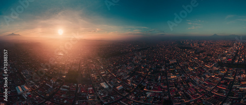 Fototapeta Naklejka Na Ścianę i Meble -  Panorama aéreo de un amanecer en la ciudad de Puebla