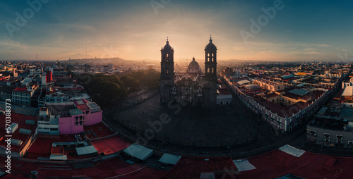La catedral de Puebla durante un amanecer, captado con un dron