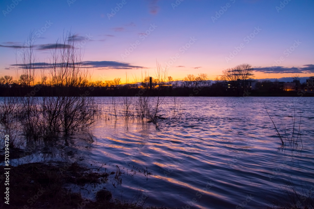 Obraz premium Szeged and Tisza river at dusk in winter