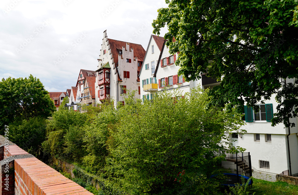 Obraz premium Scenic view of the Ulm City with its romantic, ancient half-timbered houses on a fine spring day in Germany (Ulm, Germany, Europe)