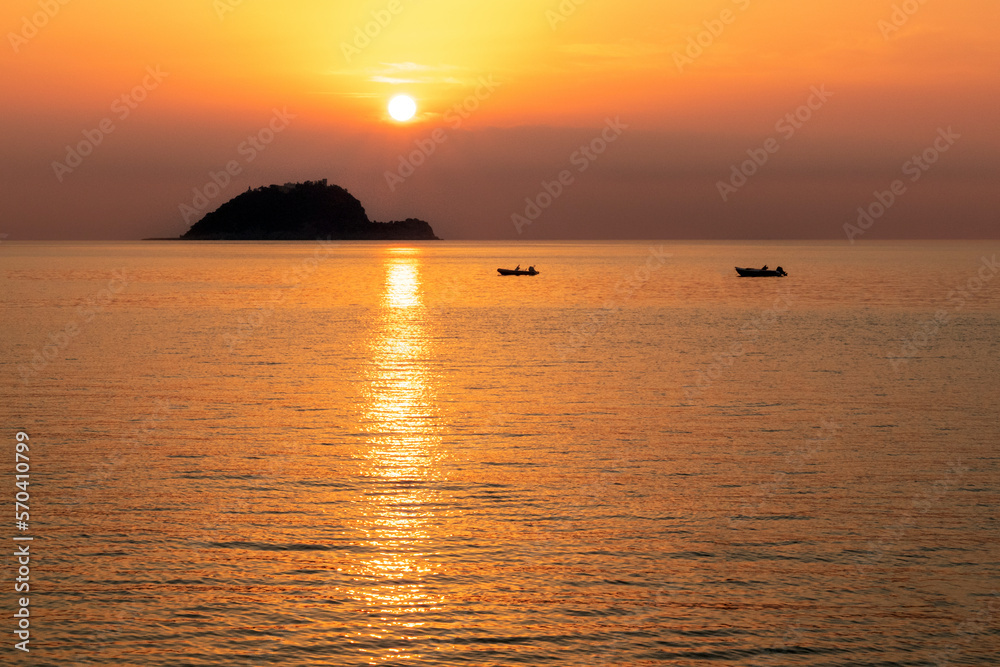 Une île italienne au lever du soleil