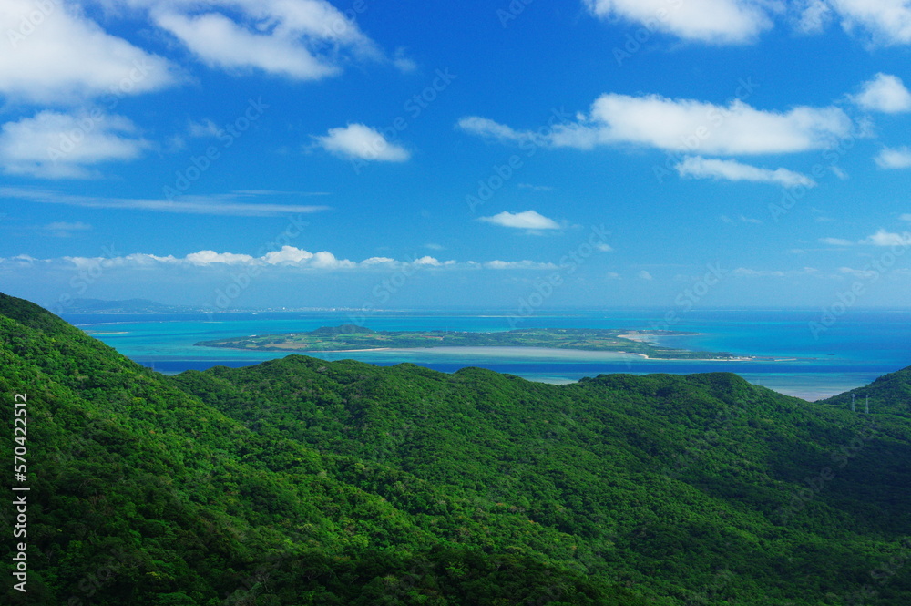 沖縄県西表島古見岳中腹から見た小浜島