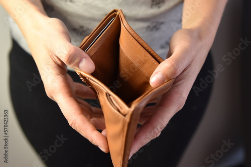 Eine Frau mit einer leeren Geldbörse ohne Geld