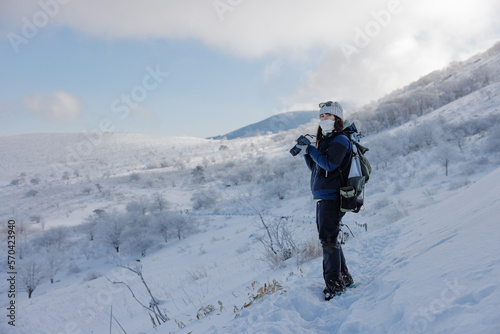 雪山に登る女性