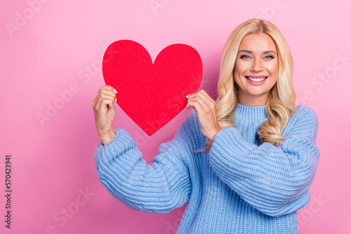Принти на полотні Photo of adorable stunning glad lady hand hold red paper card promote clinic car
