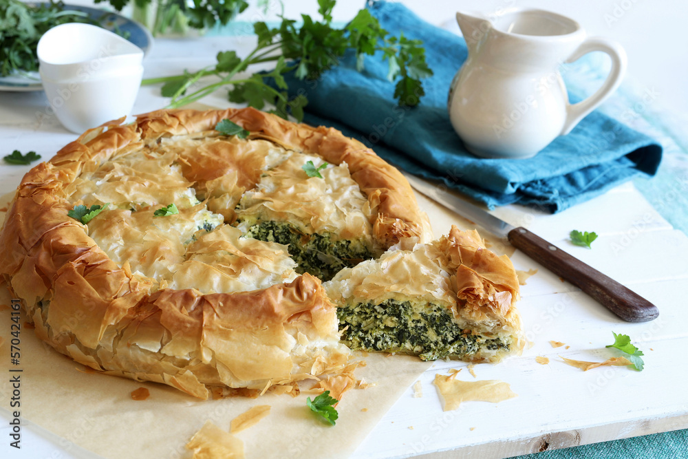 Fotka „Cucina tradizionale greca. Spanakopita, torta salata. Torta di