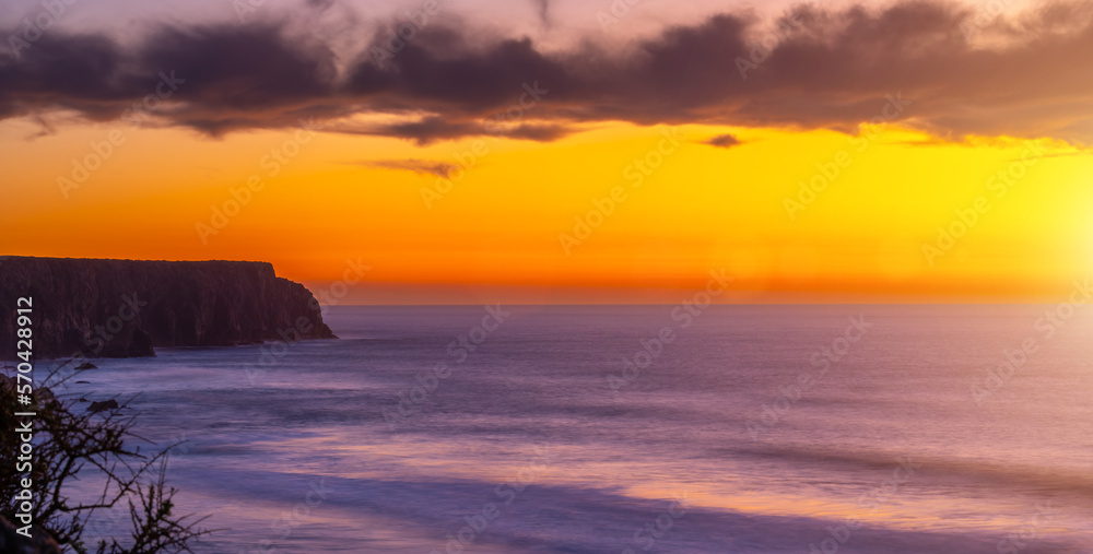 Obraz premium beautifil seascape sunset at the calm ocean. colorful sky with orange horizon.