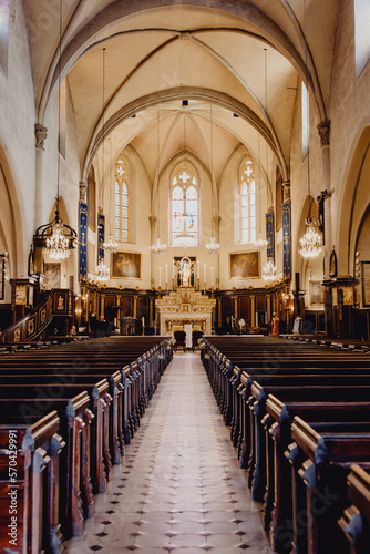 Grande église décorée avant la célébration de mariage