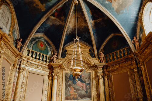 Détail au plafond d'une belle église photo