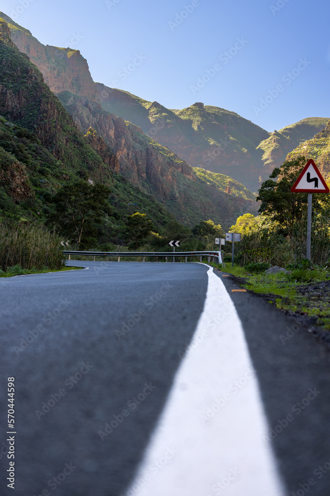 Obraz premium Journey through the mountains: winding road ahead