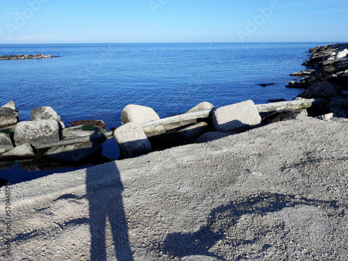 Ombra auto ritratta sulla scogliera del mare Adriatico. Sud Europa photo