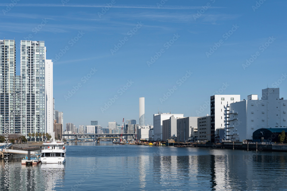 東京品川　運河沿いの高層ビルの風景